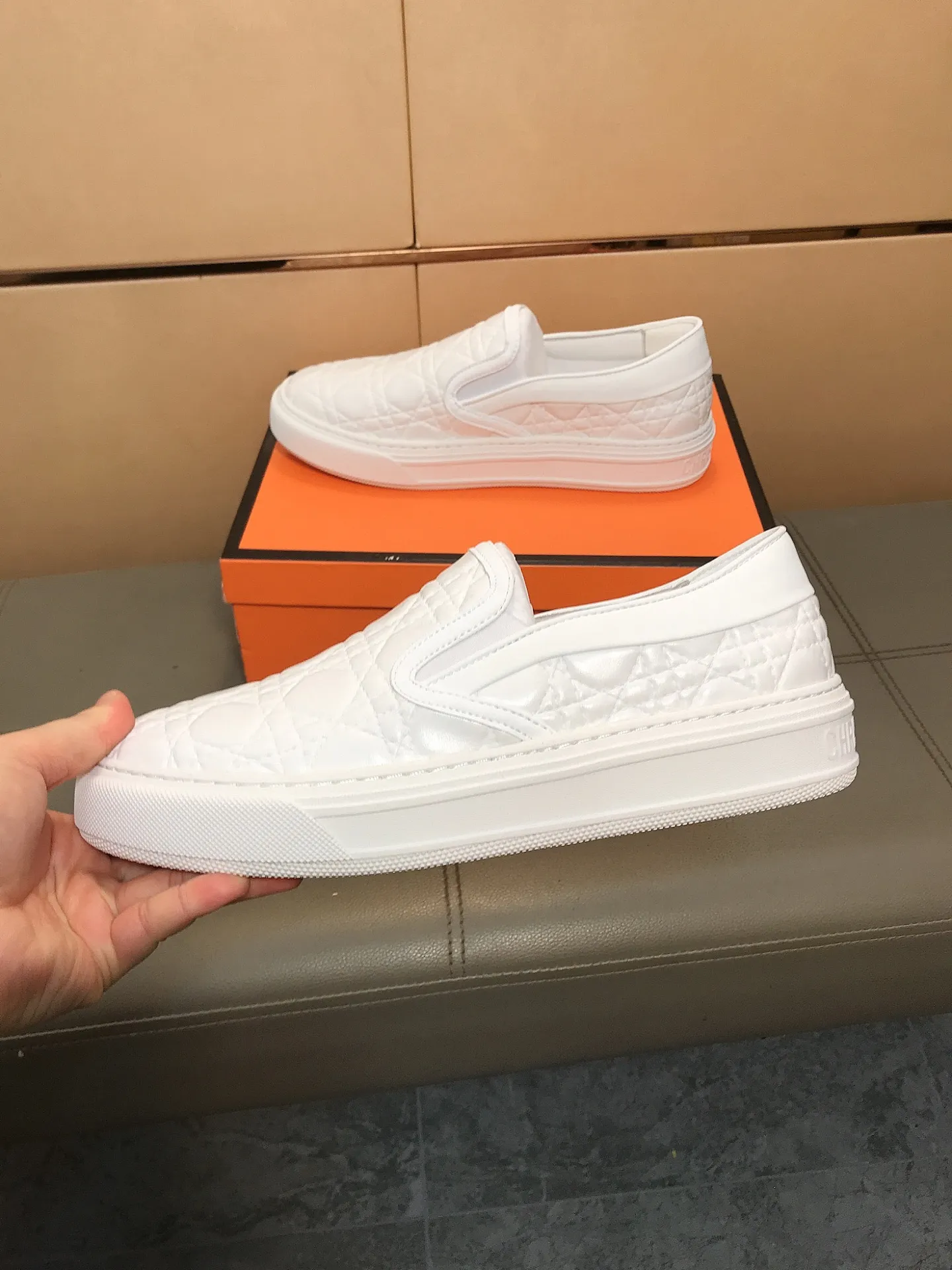 Factory price 400 🔥🔥 (Dior) new men's casual sports shoes 👣 Full of charm, luxury style gentleman's shoes Upper: Made of embossed cowhide imported from Italy, breathable leather lining. Brand wear-resistant soles; with classic logo💋The whole pair of shoes is fashionable and casual without losing high-end style🎈🎈Size: 39-44 (45.46 can be customized)